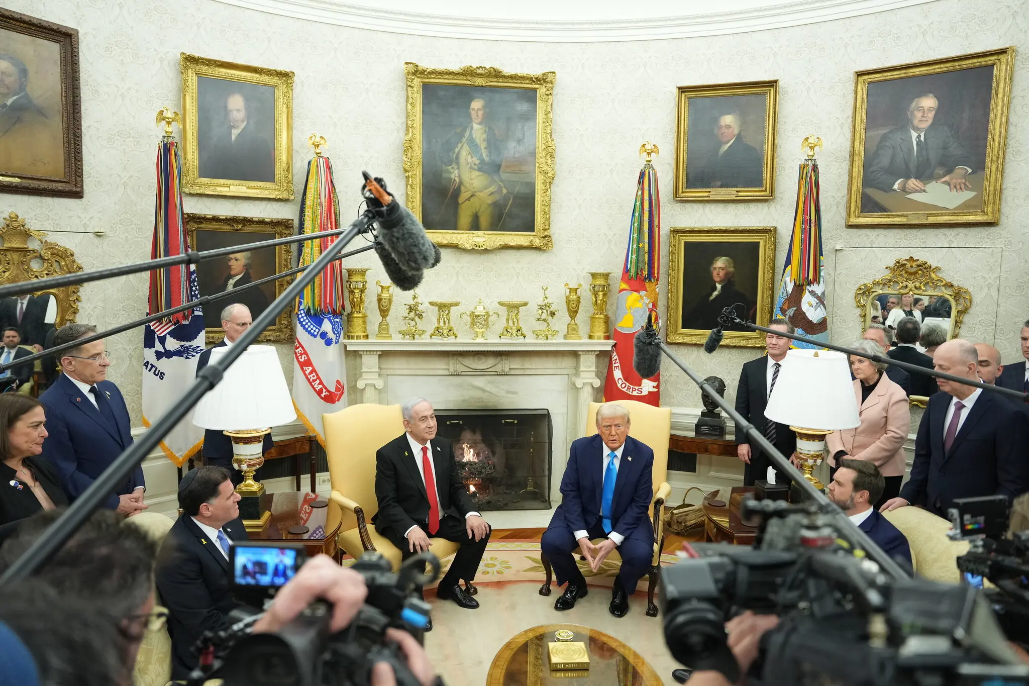 Прийом Трампом пана Нетаньяху був його першою особистою зустріччю з іншим світовим лідером після його повернення до влади два тижні тому